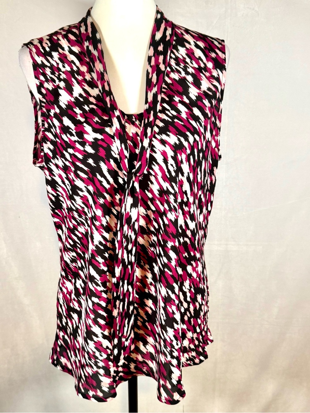 Kasper shades of pink black and white abstract print tie neck top size large
